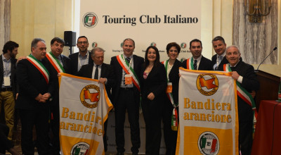 A SPECCHIA LA BANDIERA ARANCIONE DEL TOURING CLUB ITALIANO