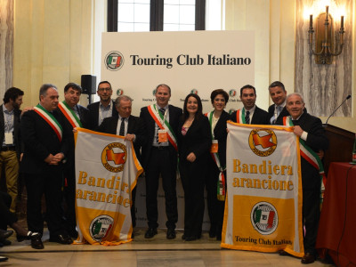 A SPECCHIA LA BANDIERA ARANCIONE DEL TOURING CLUB ITALIANO
